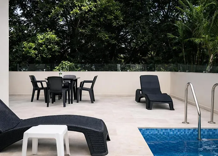 Heushaven 2 Bed Swim-Up, Griljacuzzialdea Zama